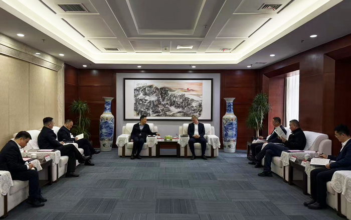 王琪与华电集团河南分公司党委书记、执行董事王勇彬谈判